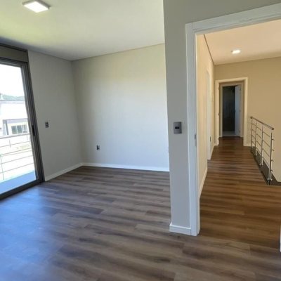 Casa Residencial com 250m², 4 quartos, 3 suítes, 2 garagens, no bairro São João Do Rio Vermelho em Florianópolis