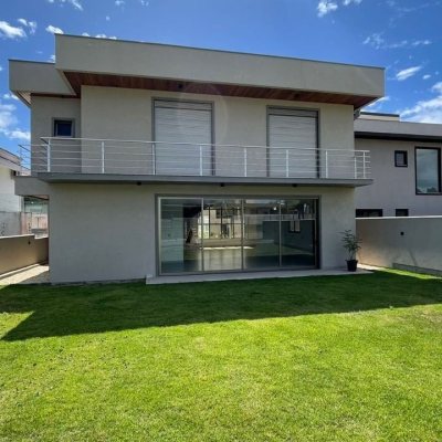 Casa Residencial com 250m², 4 quartos, 3 suítes, 2 garagens, no bairro São João Do Rio Vermelho em Florianópolis