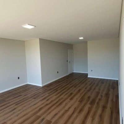 Casa Residencial com 250m², 4 quartos, 3 suítes, 2 garagens, no bairro São João Do Rio Vermelho em Florianópolis