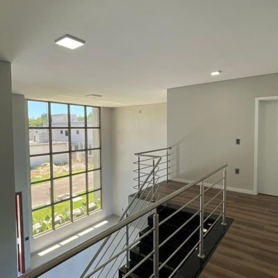 Casa Residencial com 250m², 4 quartos, 3 suítes, 2 garagens, no bairro São João Do Rio Vermelho em Florianópolis