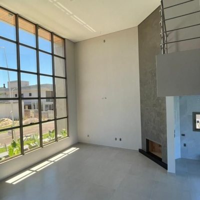 Casa Residencial com 250m², 4 quartos, 3 suítes, 2 garagens, no bairro São João Do Rio Vermelho em Florianópolis