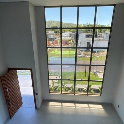 Casa Residencial com 250m², 4 quartos, 3 suítes, 2 garagens, no bairro São João Do Rio Vermelho em Florianópolis