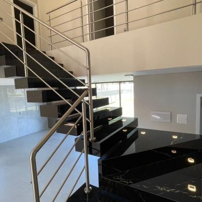 Casa Residencial com 250m², 4 quartos, 3 suítes, 2 garagens, no bairro São João Do Rio Vermelho em Florianópolis