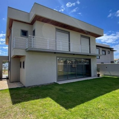 Casa Residencial com 250m², 4 quartos, 3 suítes, 2 garagens, no bairro São João Do Rio Vermelho em Florianópolis