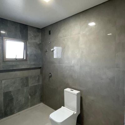 Casa Residencial com 250m², 4 quartos, 3 suítes, 2 garagens, no bairro São João Do Rio Vermelho em Florianópolis