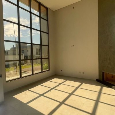 Casa Residencial com 250m², 4 quartos, 3 suítes, 2 garagens, no bairro São João Do Rio Vermelho em Florianópolis