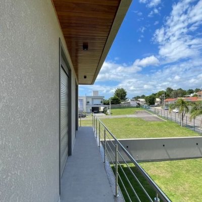 Casa Residencial com 250m², 4 quartos, 3 suítes, 2 garagens, no bairro São João Do Rio Vermelho em Florianópolis