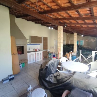 Casa Residencial com 178m², 3 quartos, 1 suíte, 2 garagens, no bairro Ingleses do Rio Vermelho em Florianópolis