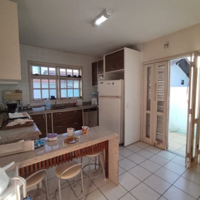 Casa Residencial com 178m², 3 quartos, 1 suíte, 2 garagens, no bairro Ingleses do Rio Vermelho em Florianópolis