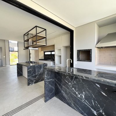 Casa em Condomínio com 261m², 4 quartos, 4 suítes, 4 garagens, no bairro São João Do Rio Vermelho em Florianópolis