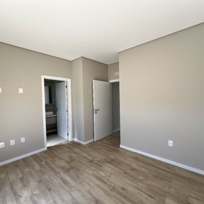 Casa em Condomínio com 261m², 4 quartos, 4 suítes, 4 garagens, no bairro São João Do Rio Vermelho em Florianópolis