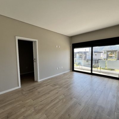 Casa em Condomínio com 261m², 4 quartos, 4 suítes, 4 garagens, no bairro São João Do Rio Vermelho em Florianópolis