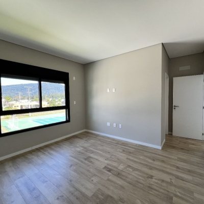 Casa em Condomínio com 261m², 4 quartos, 4 suítes, 4 garagens, no bairro São João Do Rio Vermelho em Florianópolis
