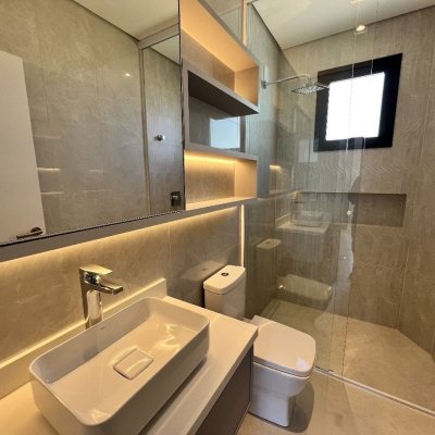 Casa em Condomínio com 261m², 4 quartos, 4 suítes, 4 garagens, no bairro São João Do Rio Vermelho em Florianópolis