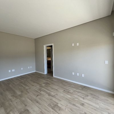 Casa em Condomínio com 261m², 4 quartos, 4 suítes, 4 garagens, no bairro São João Do Rio Vermelho em Florianópolis