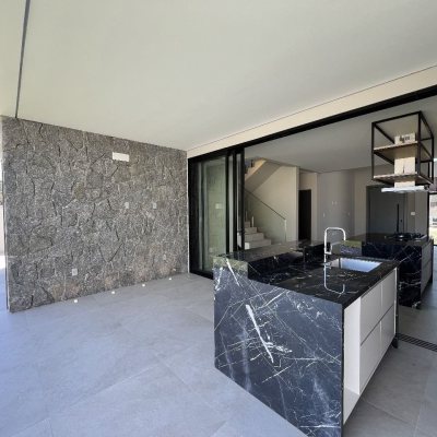 Casa em Condomínio com 261m², 4 quartos, 4 suítes, 4 garagens, no bairro São João Do Rio Vermelho em Florianópolis