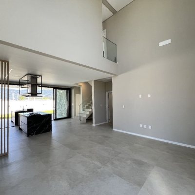Casa em Condomínio com 261m², 4 quartos, 4 suítes, 4 garagens, no bairro São João Do Rio Vermelho em Florianópolis