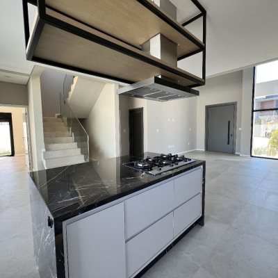 Casa em Condomínio com 261m², 4 quartos, 4 suítes, 4 garagens, no bairro São João Do Rio Vermelho em Florianópolis