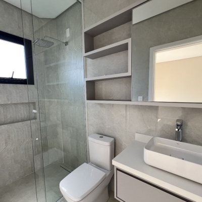 Casa em Condomínio com 261m², 4 quartos, 4 suítes, 4 garagens, no bairro São João Do Rio Vermelho em Florianópolis