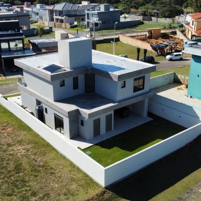 Casa em Condomínio com 261m², 4 quartos, 4 suítes, 4 garagens, no bairro São João Do Rio Vermelho em Florianópolis