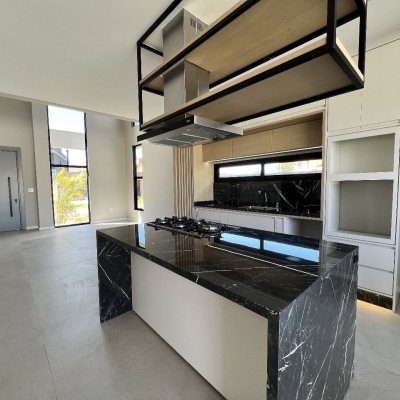 Casa em Condomínio com 261m², 4 quartos, 4 suítes, 4 garagens, no bairro São João Do Rio Vermelho em Florianópolis