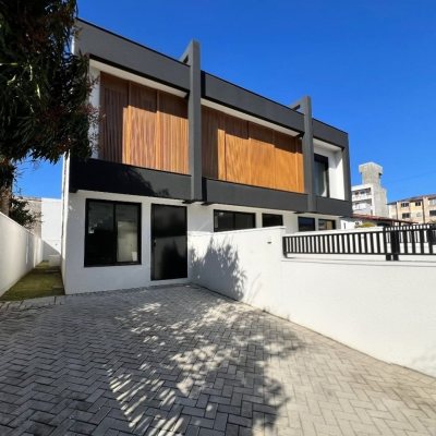 Casa Residencial com 1m², 3 quartos, 1 suíte, 2 garagens, no bairro Ingleses do Rio Vermelho em Florianópolis