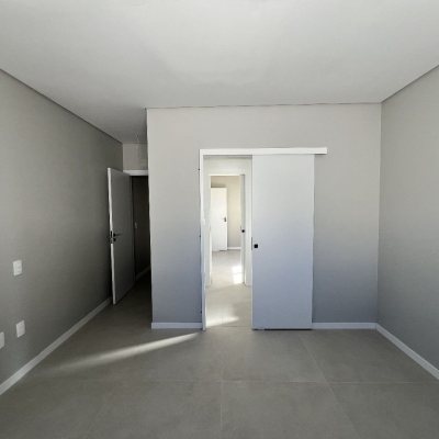 Casa Residencial com 1m², 3 quartos, 1 suíte, 2 garagens, no bairro Ingleses do Rio Vermelho em Florianópolis