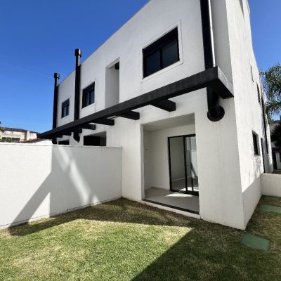 Casa Residencial com 1m², 3 quartos, 1 suíte, 2 garagens, no bairro Ingleses do Rio Vermelho em Florianópolis