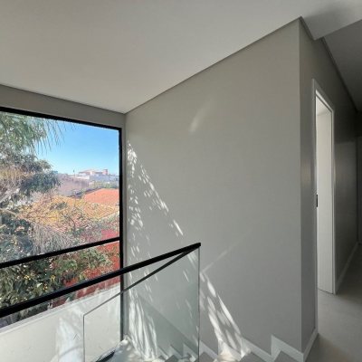 Casa Residencial com 1m², 3 quartos, 1 suíte, 2 garagens, no bairro Ingleses do Rio Vermelho em Florianópolis