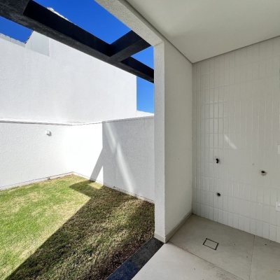 Casa Residencial com 1m², 3 quartos, 1 suíte, 2 garagens, no bairro Ingleses do Rio Vermelho em Florianópolis