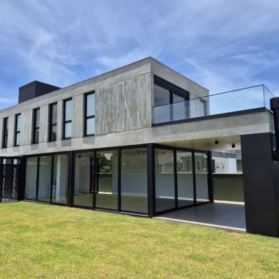 Casa em Condomínio com 265m², 4 quartos (sendo 4 suítes), 6 garagens, no bairro São João Do Rio Vermelho em Florianópolis