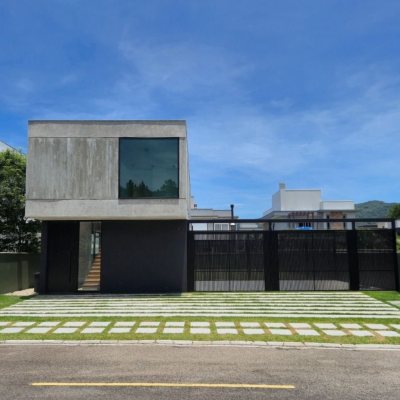 Casa em Condomínio com 265m², 4 quartos (sendo 4 suítes), 6 garagens, no bairro São João Do Rio Vermelho em Florianópolis