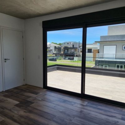 Casa em Condomínio com 265m², 4 quartos (sendo 4 suítes), 6 garagens, no bairro São João Do Rio Vermelho em Florianópolis