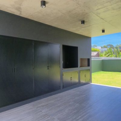 Casa em Condomínio com 265m², 4 quartos (sendo 4 suítes), 6 garagens, no bairro São João Do Rio Vermelho em Florianópolis