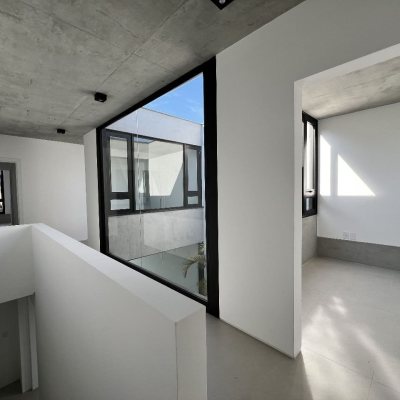 Casa Residencial com 183m², 3 quartos, 3 suítes, 2 garagens, no bairro Ingleses do Rio Vermelho em Florianópolis