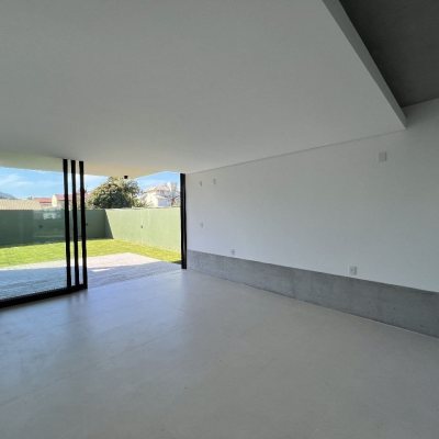 Casa Residencial com 183m², 3 quartos, 3 suítes, 2 garagens, no bairro Ingleses do Rio Vermelho em Florianópolis