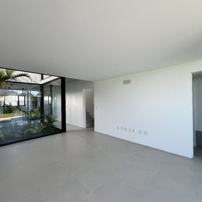 Casa Residencial com 183m², 3 quartos, 3 suítes, 2 garagens, no bairro Ingleses do Rio Vermelho em Florianópolis