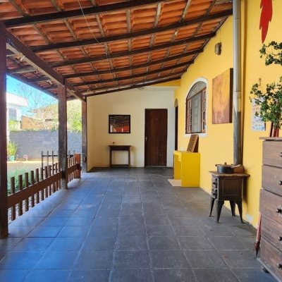 Casa Residencial com 180m², 3 quartos, 1 suíte, 5 garagens, no bairro Campeche em Florianópolis