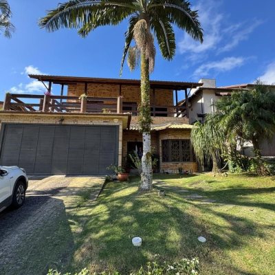Casa em Condomínio com 361m², 5 quartos, 3 suítes, 4 garagens, no bairro Itacorubi em Florianópolis