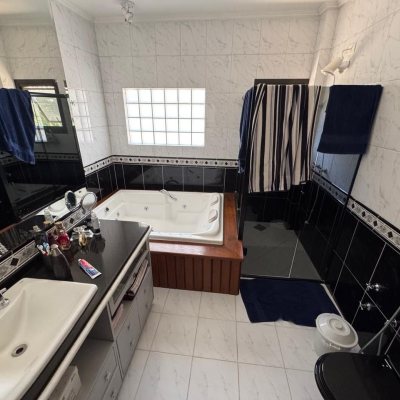 Casa em Condomínio com 361m², 5 quartos, 3 suítes, 4 garagens, no bairro Itacorubi em Florianópolis