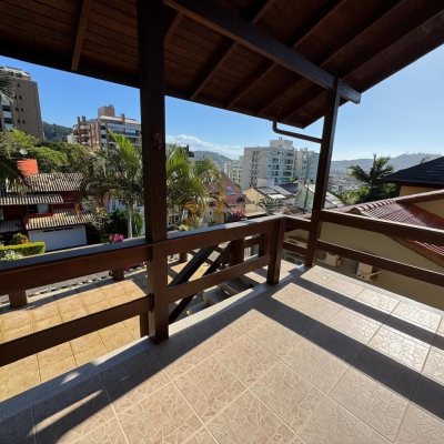 Casa em Condomínio com 361m², 5 quartos, 3 suítes, 4 garagens, no bairro Itacorubi em Florianópolis