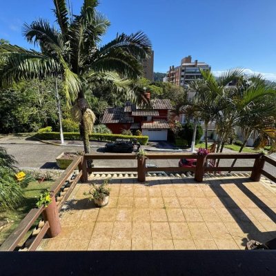 Casa em Condomínio com 361m², 5 quartos, 3 suítes, 4 garagens, no bairro Itacorubi em Florianópolis