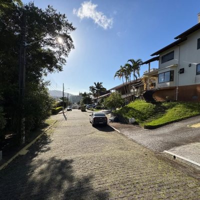 Casa em Condomínio com 361m², 5 quartos, 3 suítes, 4 garagens, no bairro Itacorubi em Florianópolis