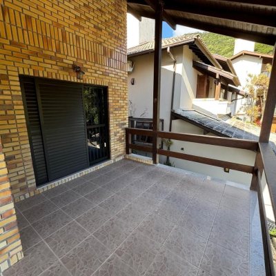 Casa em Condomínio com 361m², 5 quartos, 3 suítes, 4 garagens, no bairro Itacorubi em Florianópolis