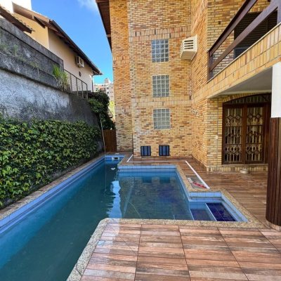 Casa em Condomínio com 361m², 5 quartos, 3 suítes, 4 garagens, no bairro Itacorubi em Florianópolis