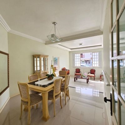 Casa Residencial com 249m², 4 quartos, 1 suíte, 4 garagens, no bairro Itaguaçu em Florianópolis