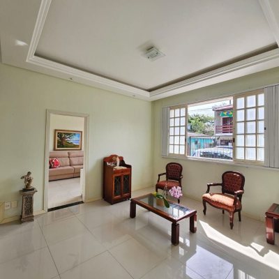 Casa Residencial com 249m², 4 quartos, 1 suíte, 4 garagens, no bairro Itaguaçu em Florianópolis