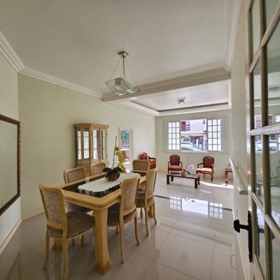 Casa Residencial com 249m², 4 quartos, 1 suíte, 4 garagens, no bairro Itaguaçu em Florianópolis