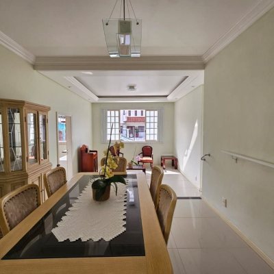 Casa Residencial com 249m², 4 quartos, 1 suíte, 4 garagens, no bairro Itaguaçu em Florianópolis