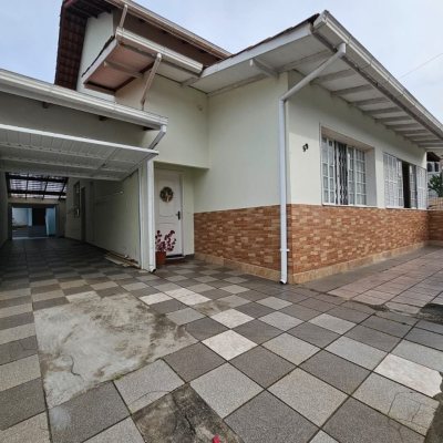 Casa Residencial com 249m², 4 quartos, 1 suíte, 4 garagens, no bairro Itaguaçu em Florianópolis